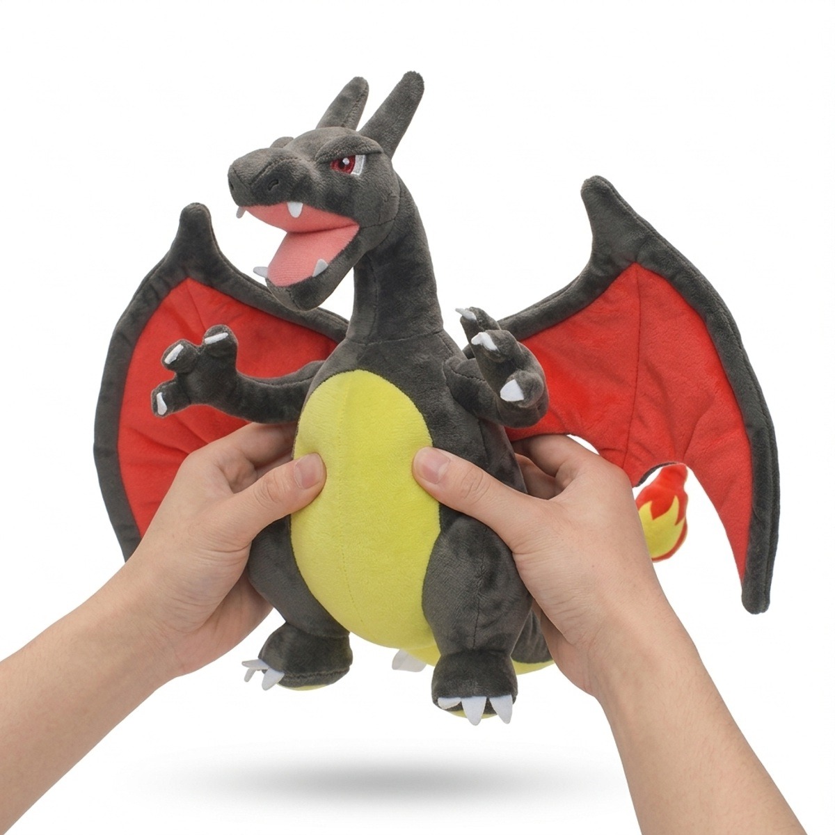 Peluche Charizard Shiny tenuto nelle mani