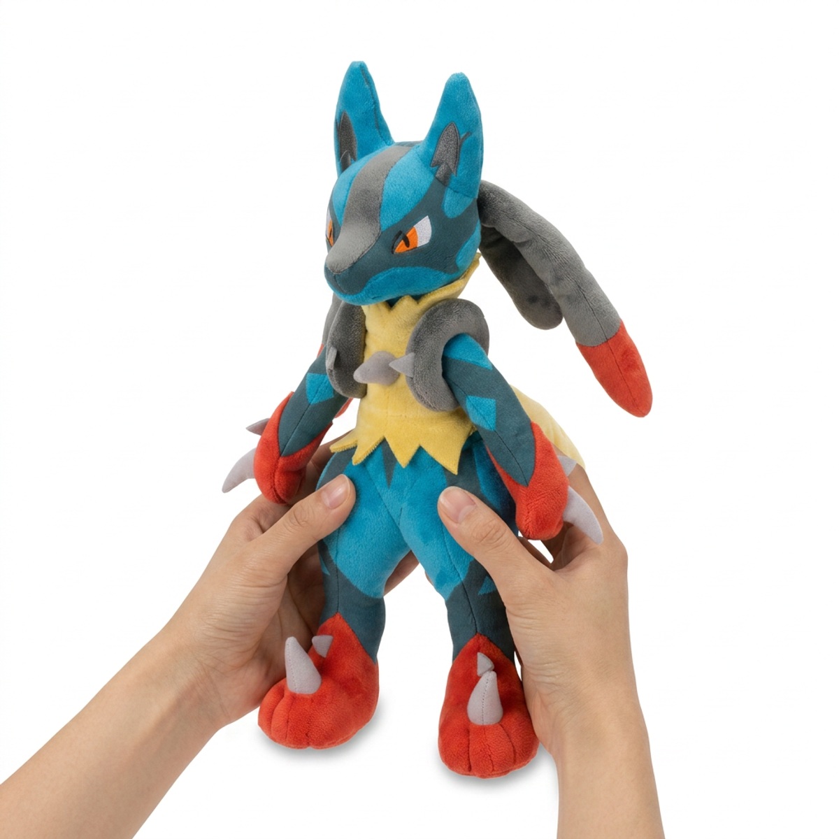 Peluche Lucario Mega tenuto nelle mani