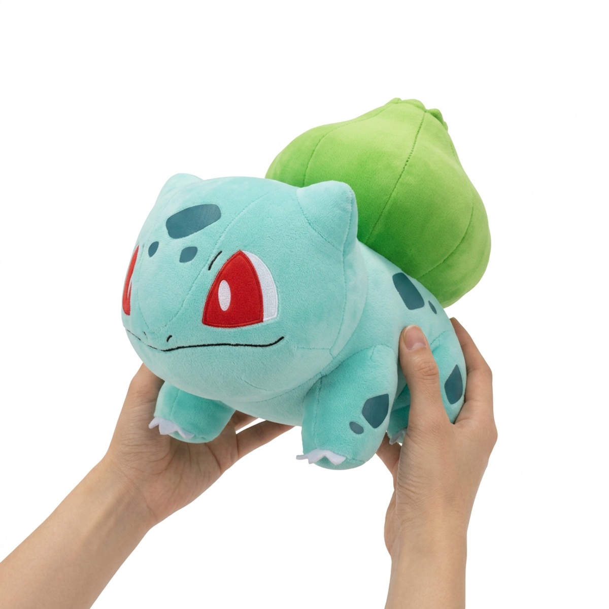Peluche Bulbasaur tenuto nelle mani