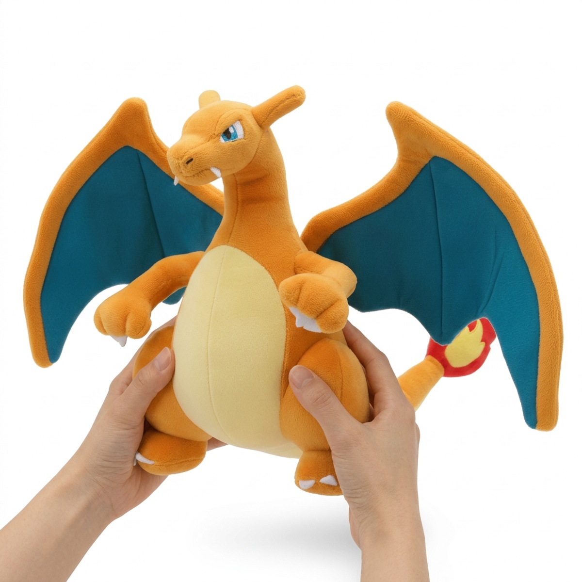 Peluche Charizard tenuto in mano