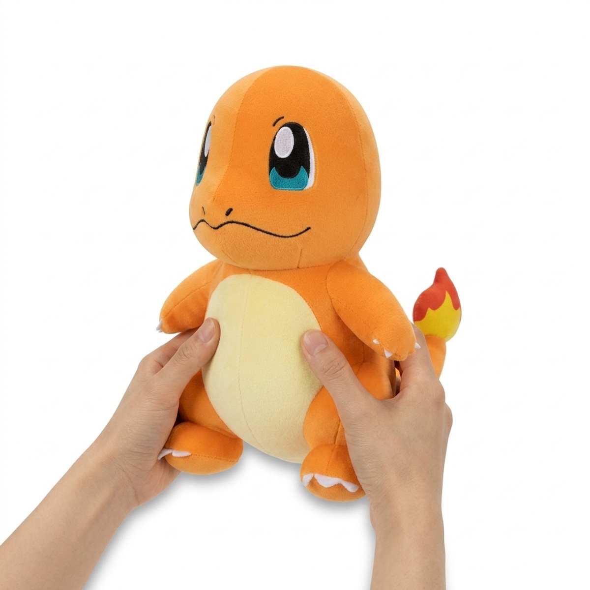 Peluche Charmander tenuta nelle mani