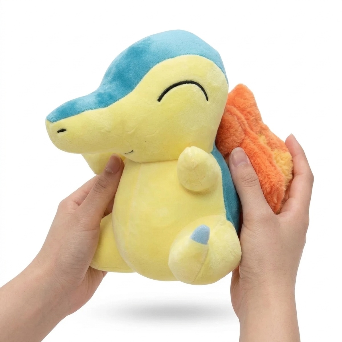 Peluche Cyndaquil tenuto in mano