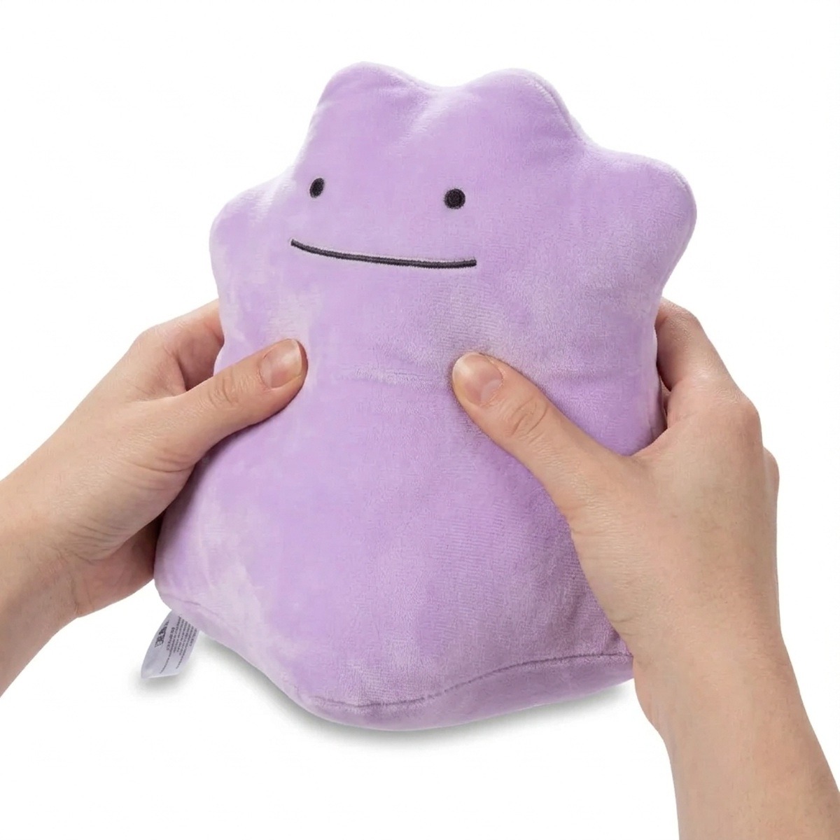 Peluche Ditto tenuta nelle mani