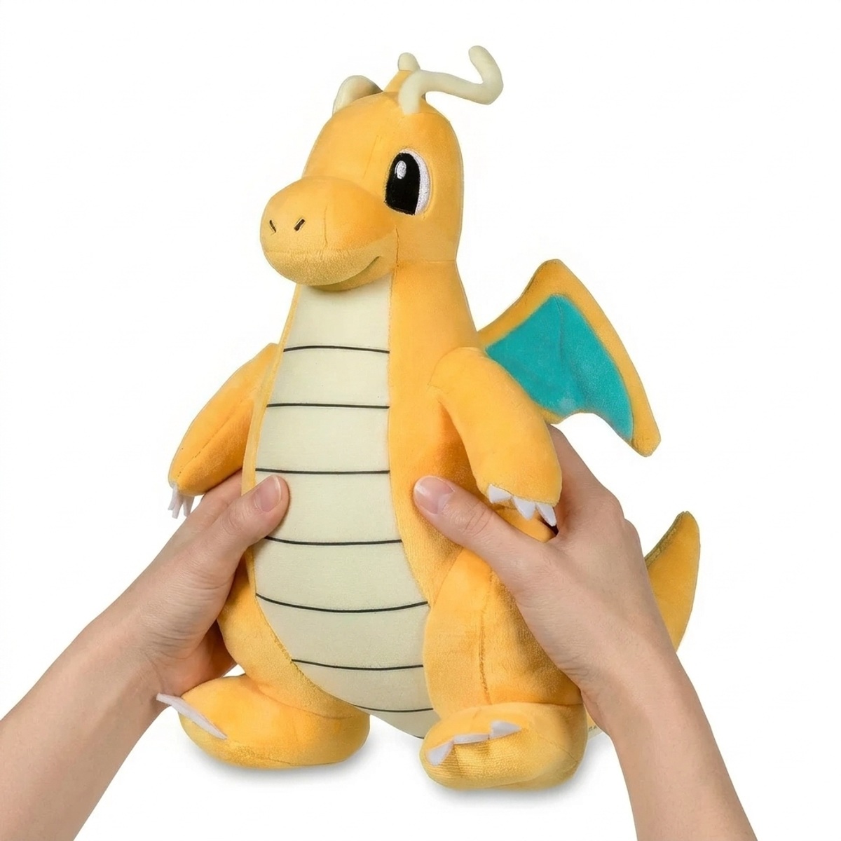 Peluche Dragonite tenuta nelle mani