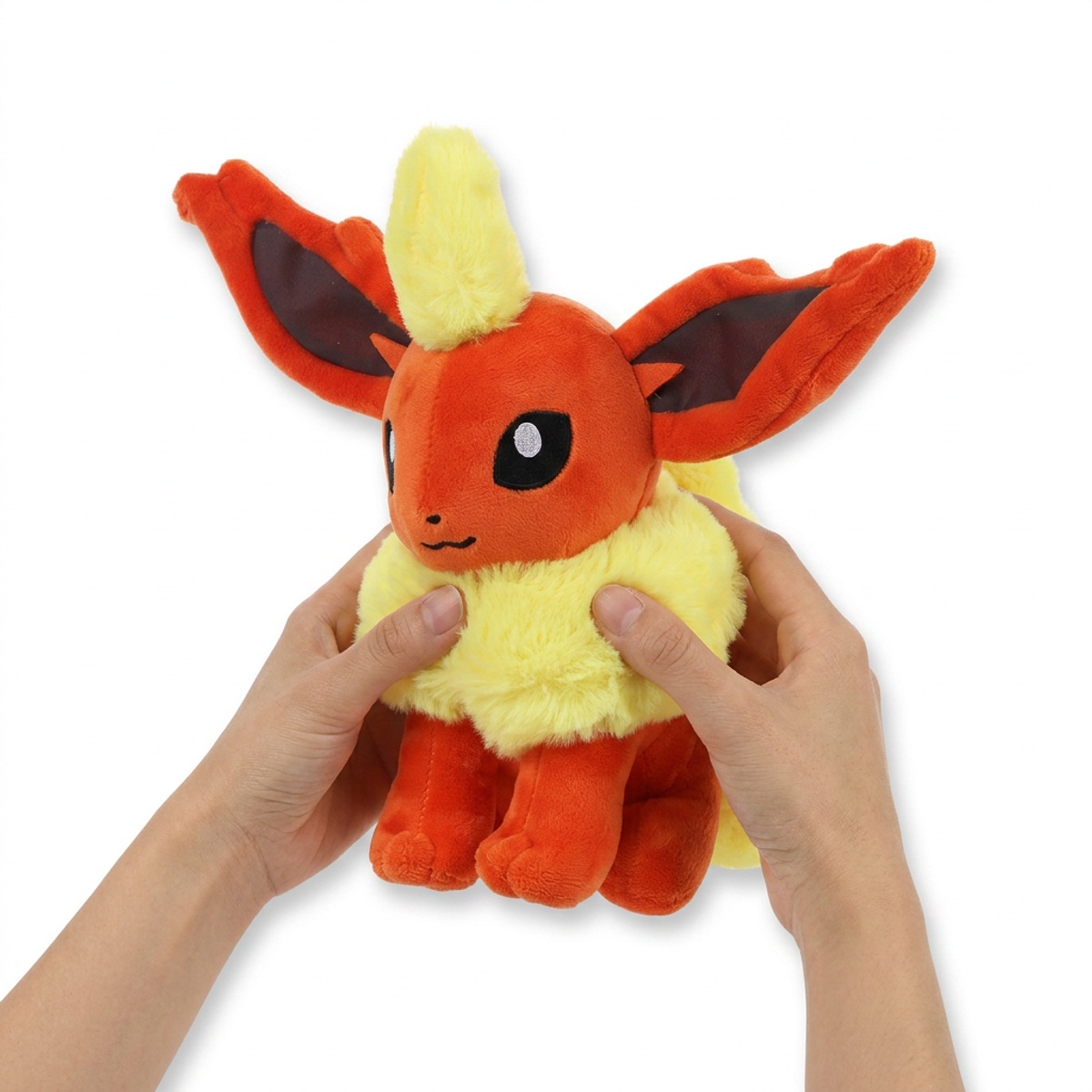 Peluche Flareon tenuto in mano
