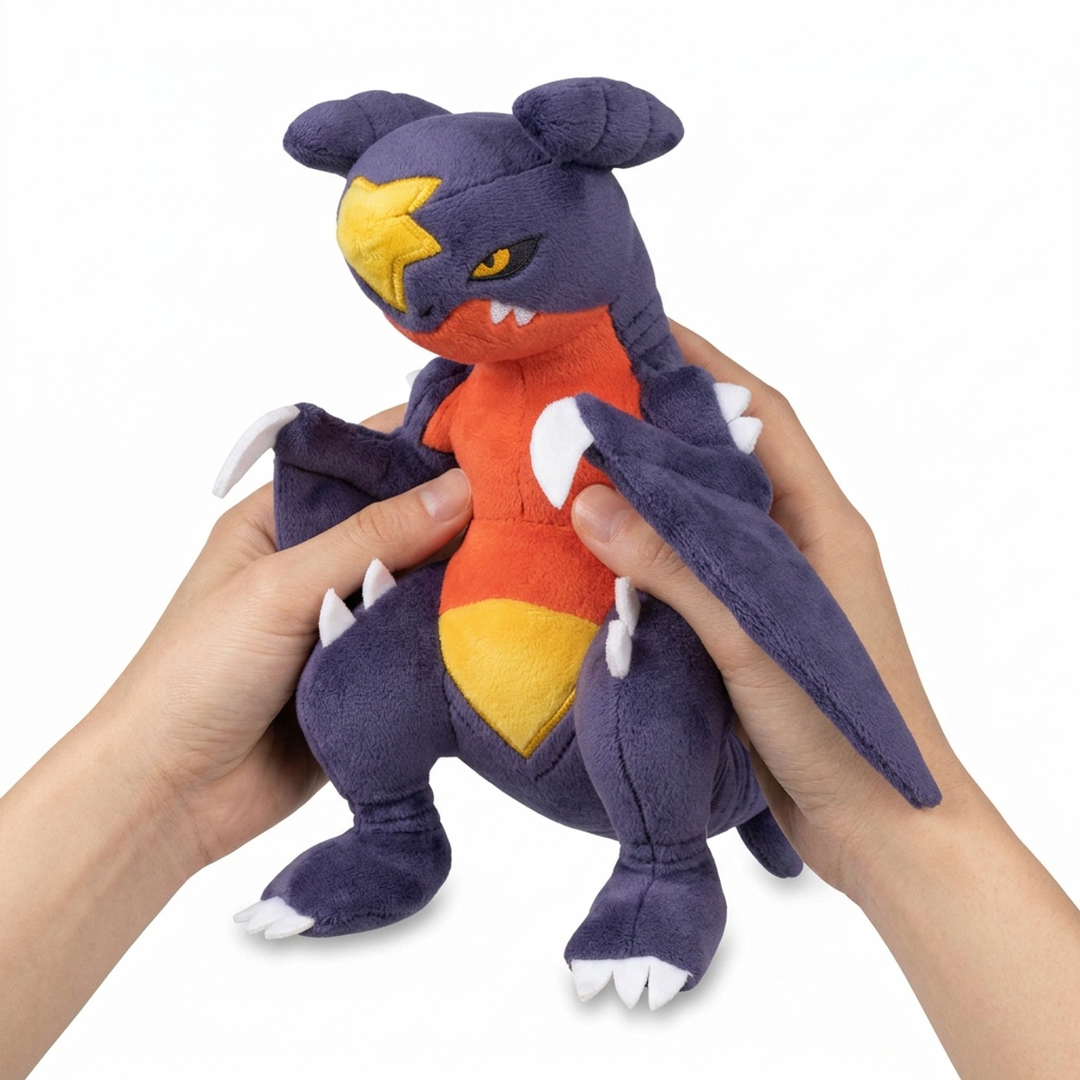 Peluche Garchomp tenuto nelle mani