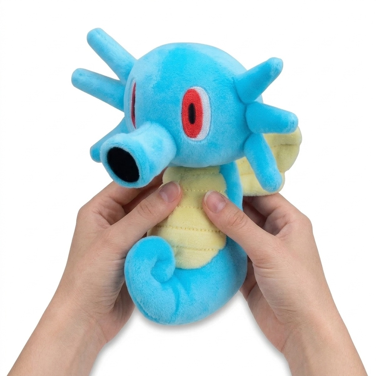 Peluche Horsea tenuto nelle mani