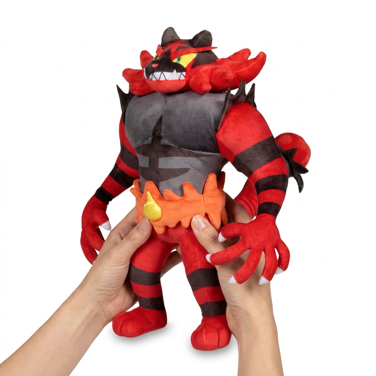 Peluche Incineroar tenuto nelle mani