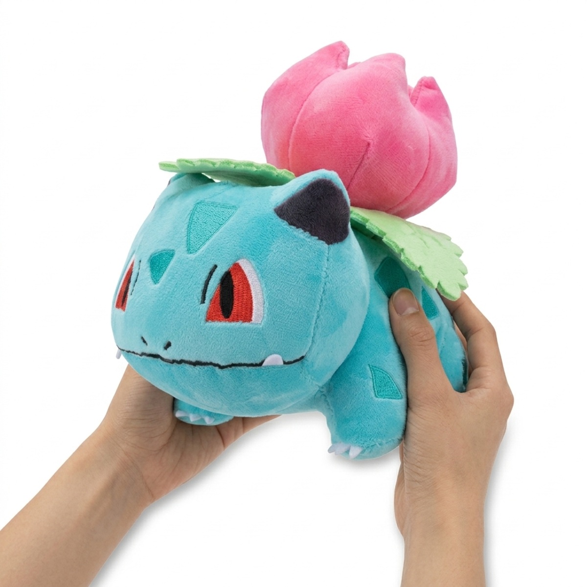 Peluche Ivysaur tenuta nelle mani