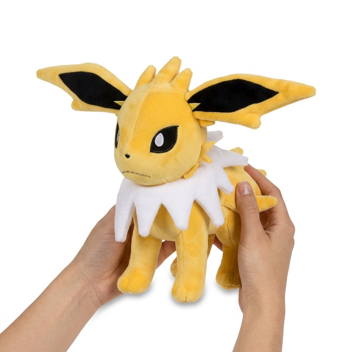 Peluche Jolteon tenuta nelle mani