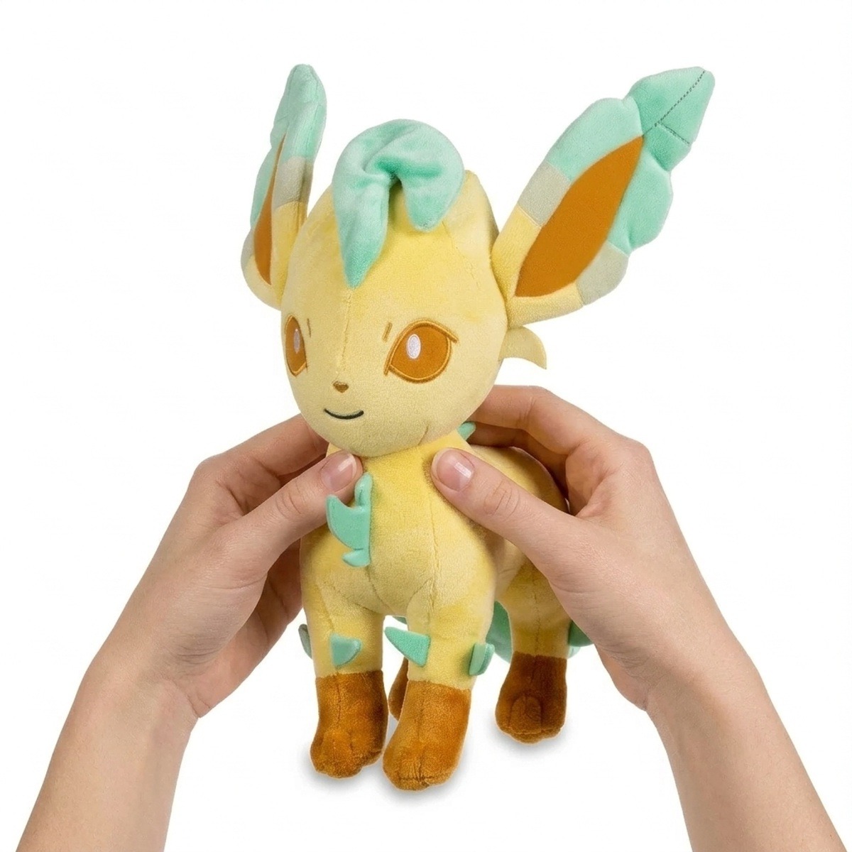 Peluche Leafeon tenuta in mano