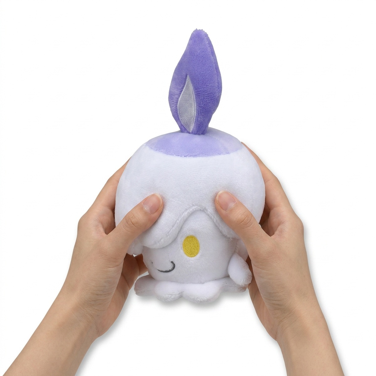 Peluche Litwick tenuto nelle mani