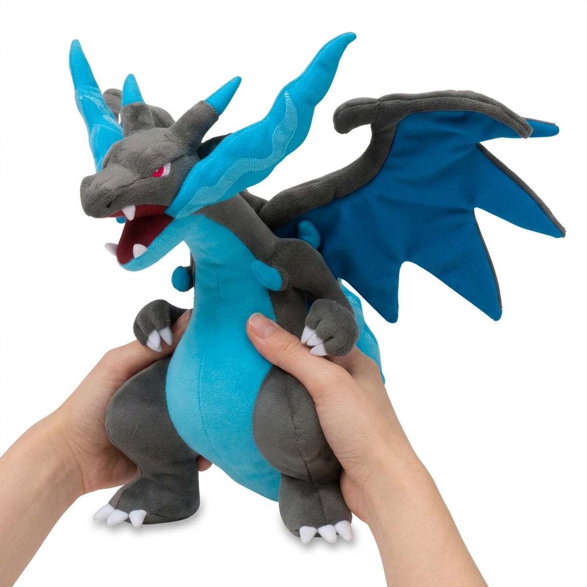 Peluche Mega Charizard X tenuta nelle mani