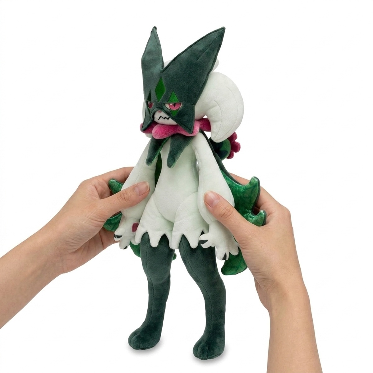 Peluche Meowscarada tenuto in mano