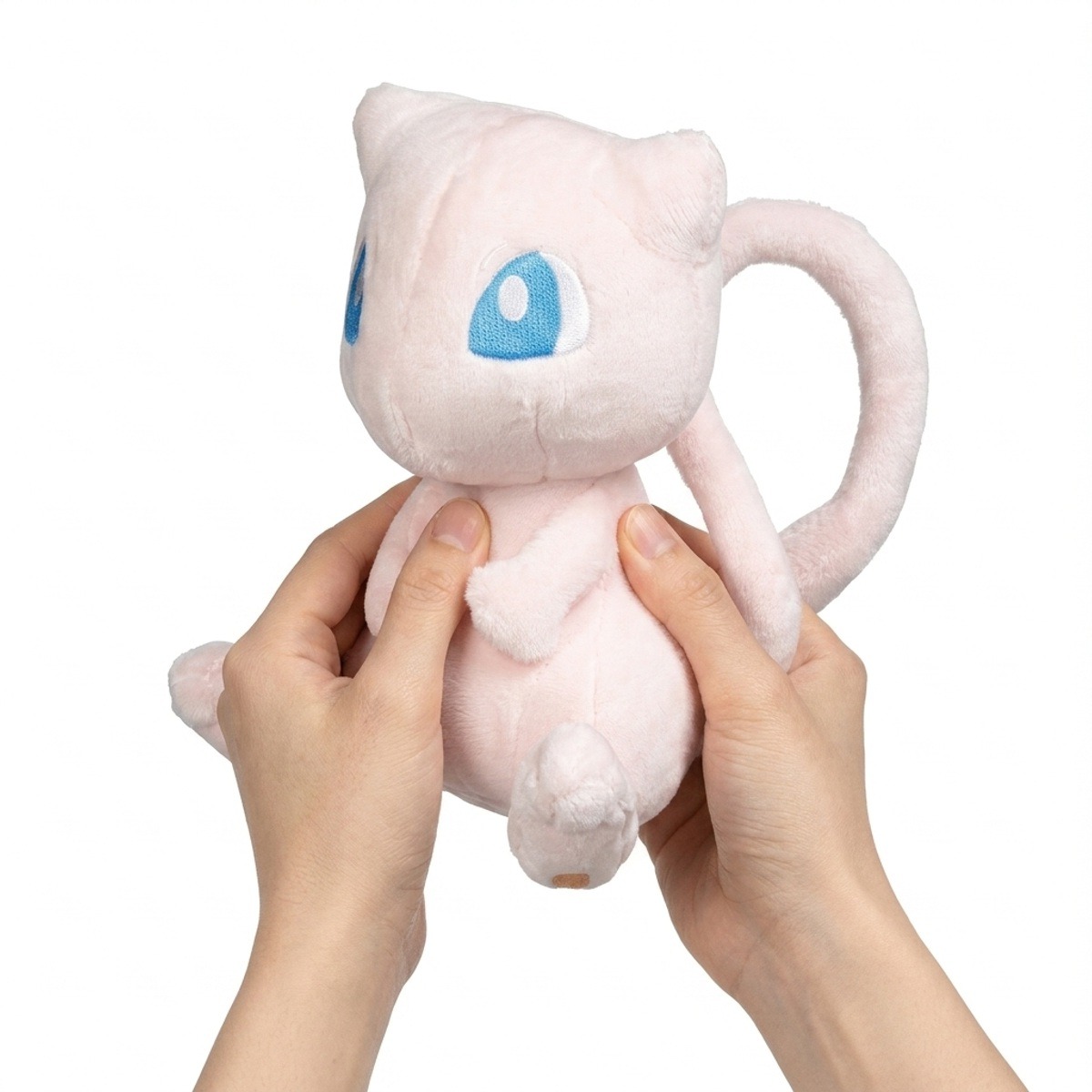 Peluche Mew tenuta nelle mani