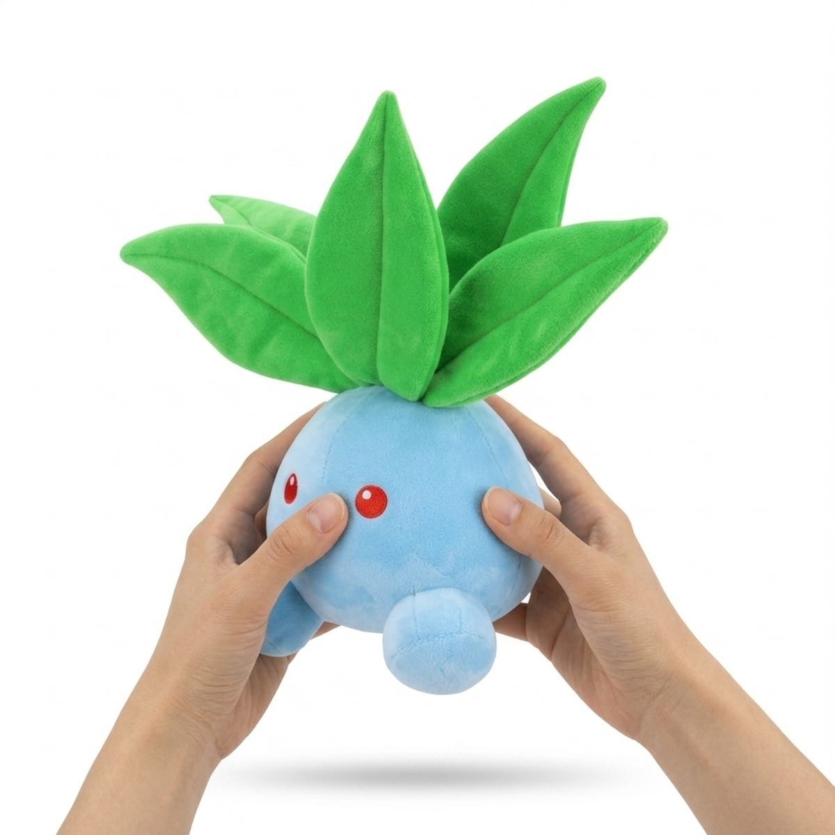 Peluche Oddish tenuta nelle mani