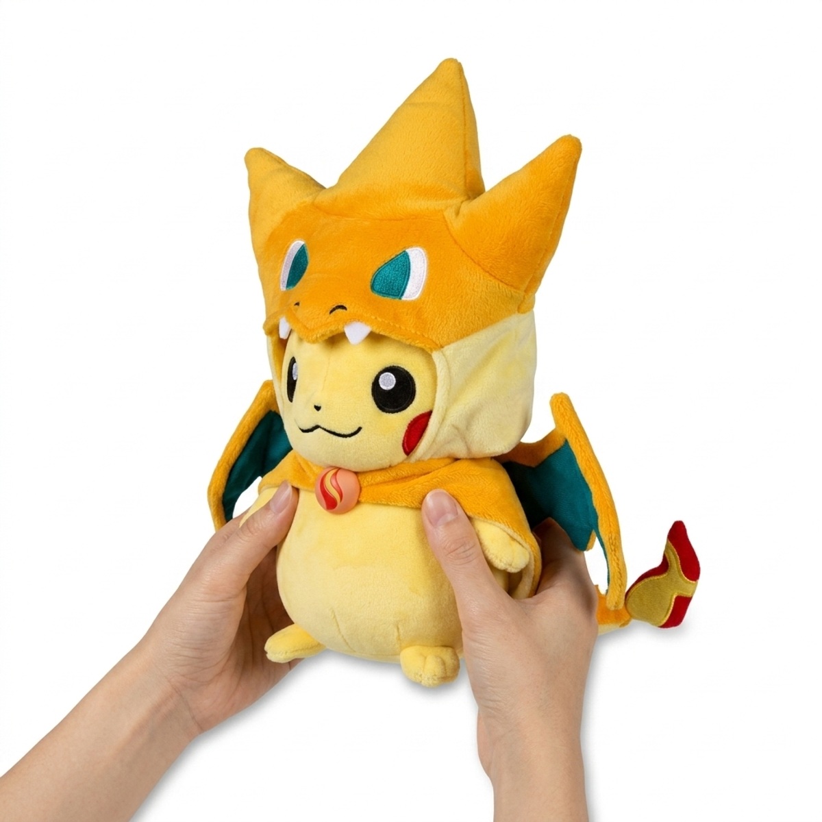Peluche Pikachu Charizard Y tenuta in mano