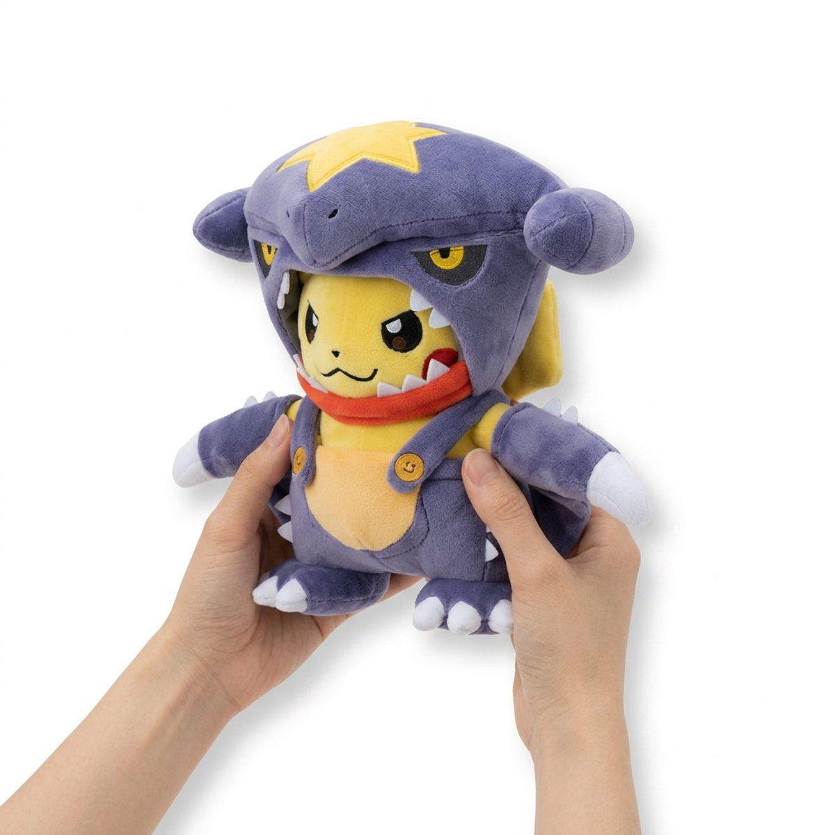 Peluche Pikachu Garchomp tenuto in mano