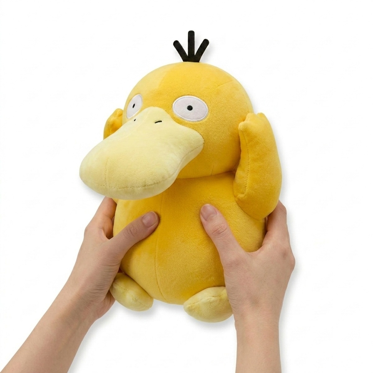 Peluche Psyduck tenuto in mano