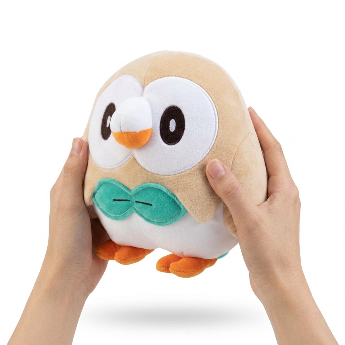Peluche Rowlet tenuta nelle mani