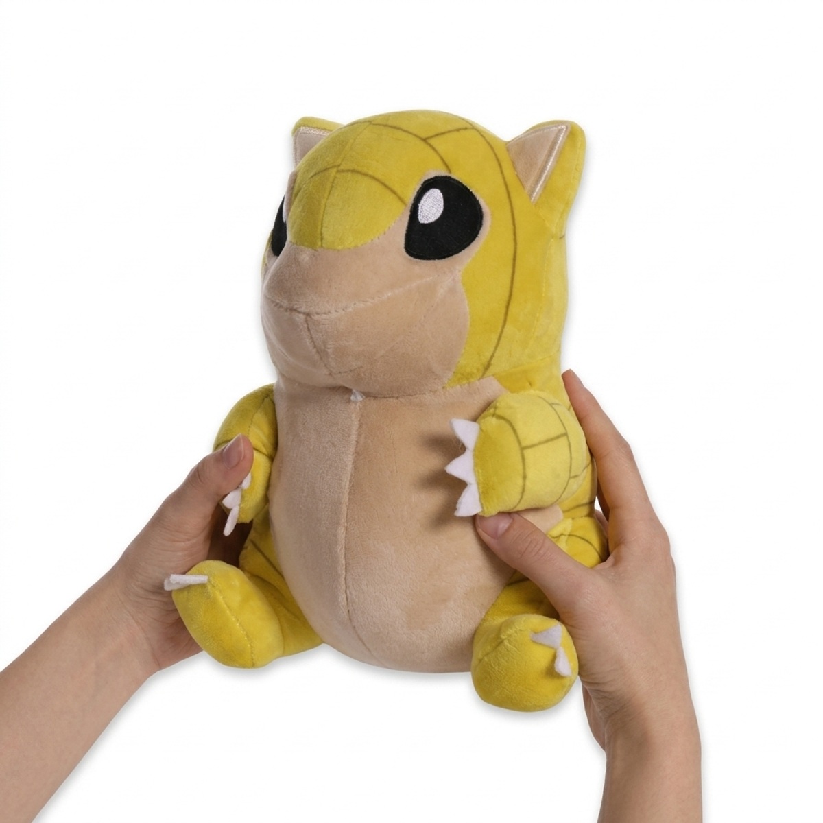 Peluche Sandshrew tenuta nelle mani