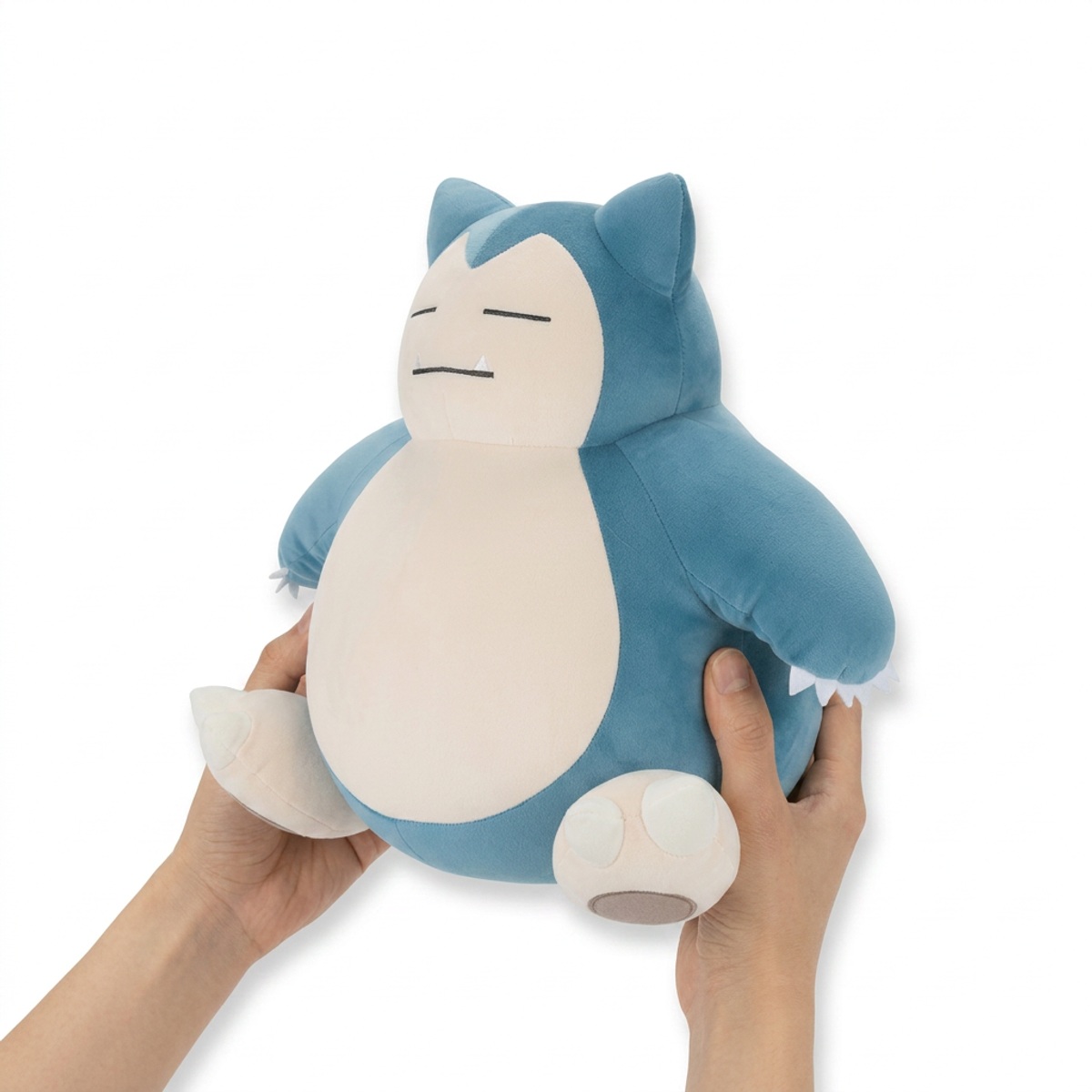 Peluche Snorlax tenuto in mano