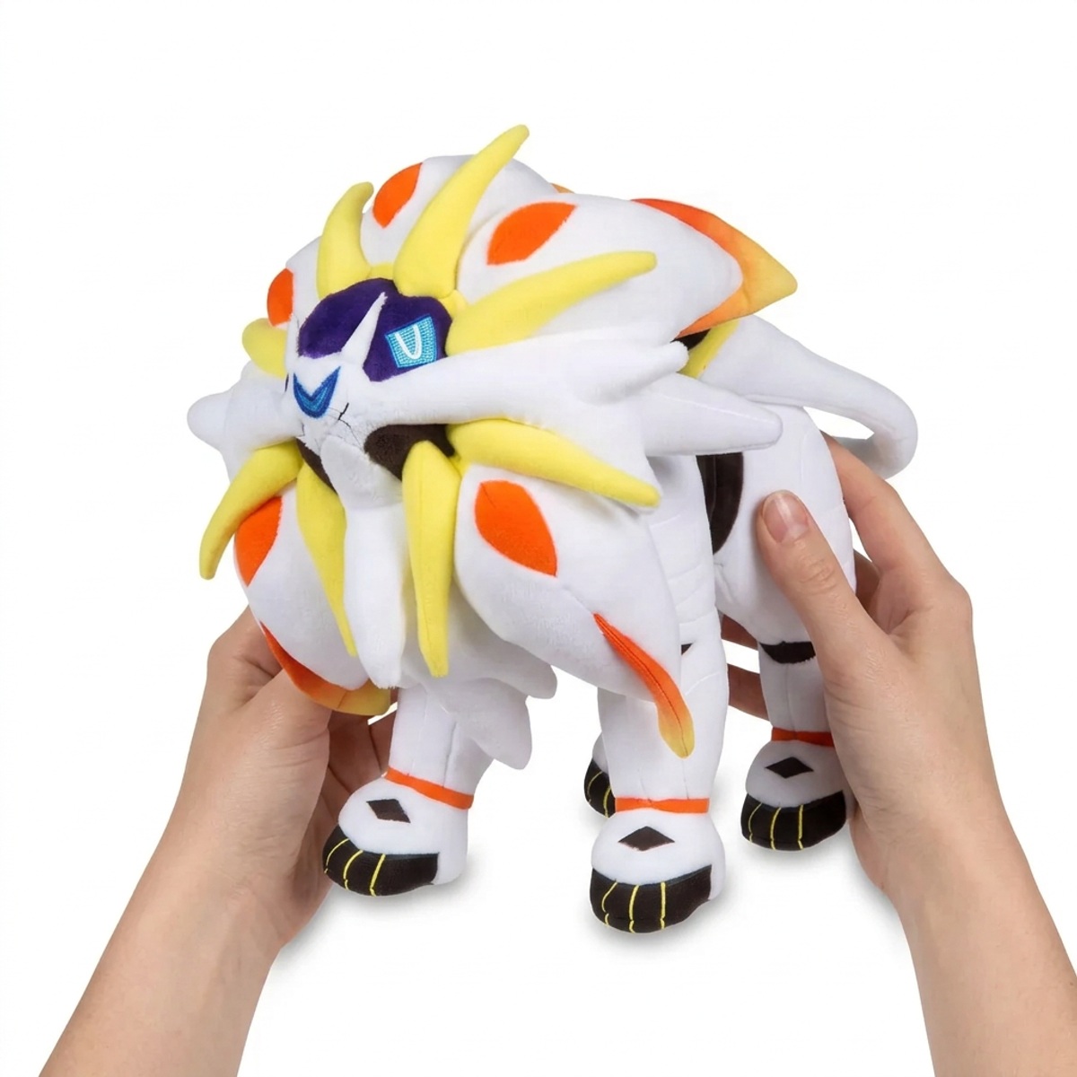Peluche Solgaleo tenuta nelle mani