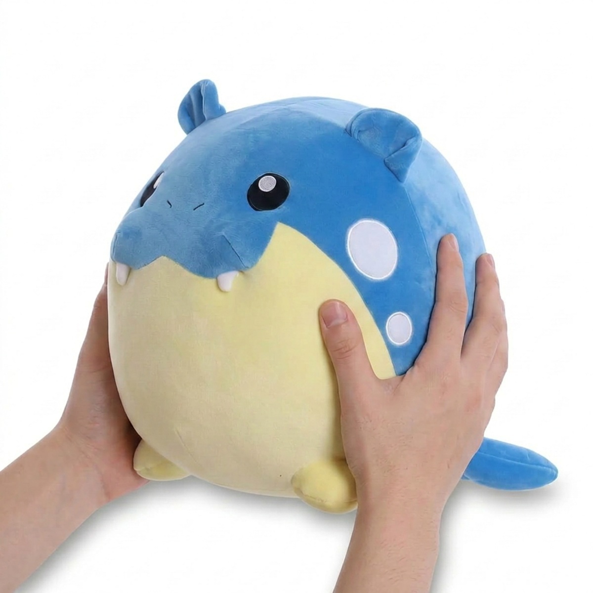 Peluche Spheal tenuto nelle mani