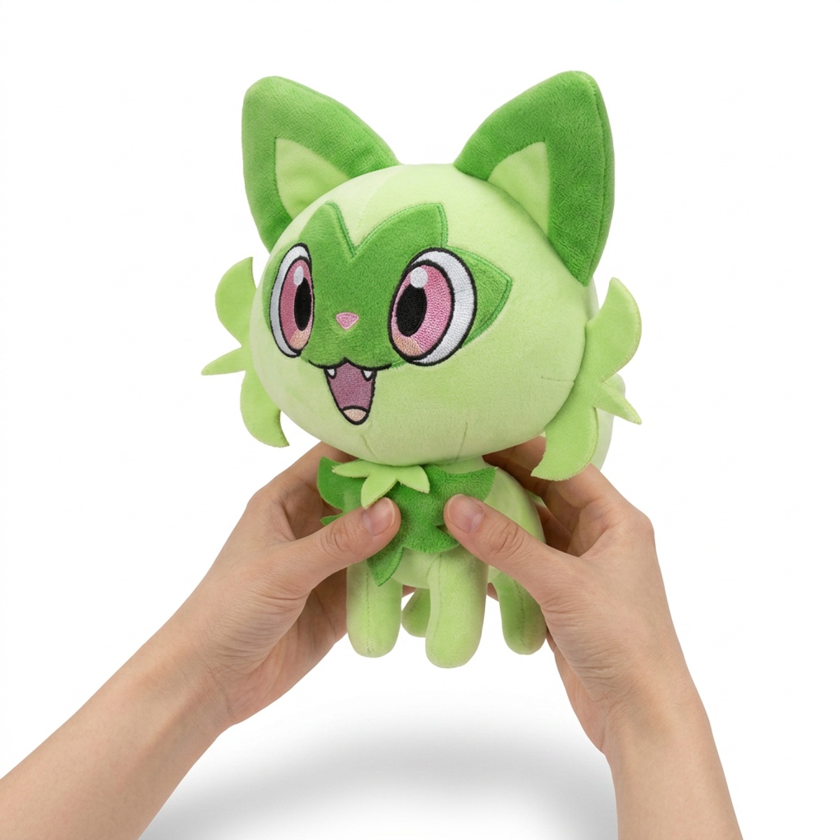 Peluche Sprigatito tenuta nelle mani