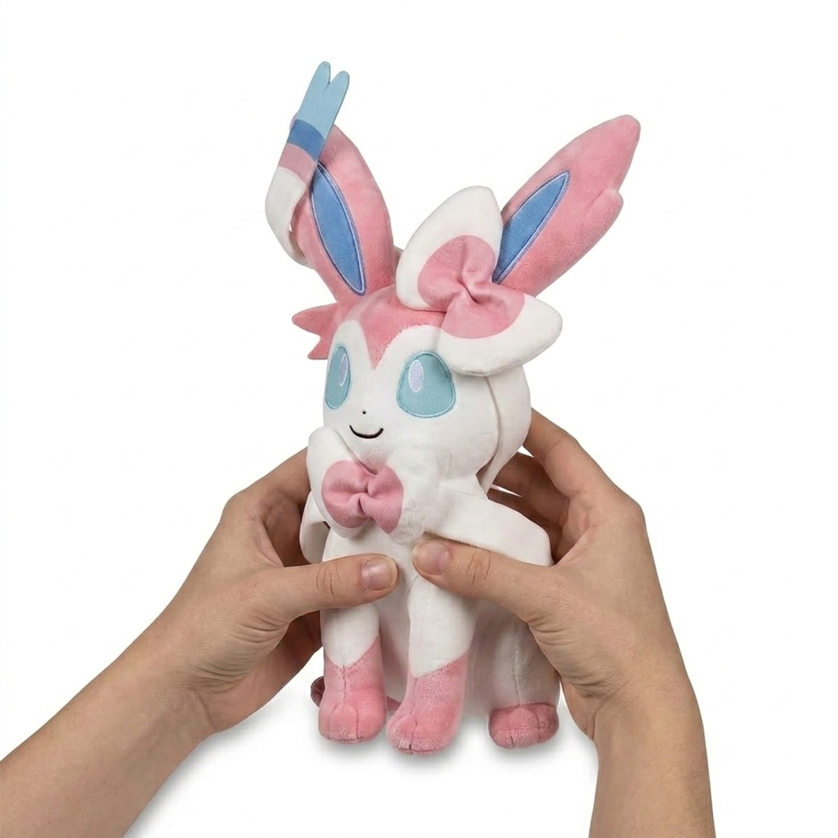 Peluche Sylveon tenuta nelle mani