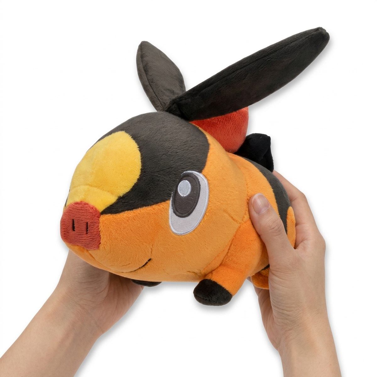 Peluche Tepig tenuto in mano