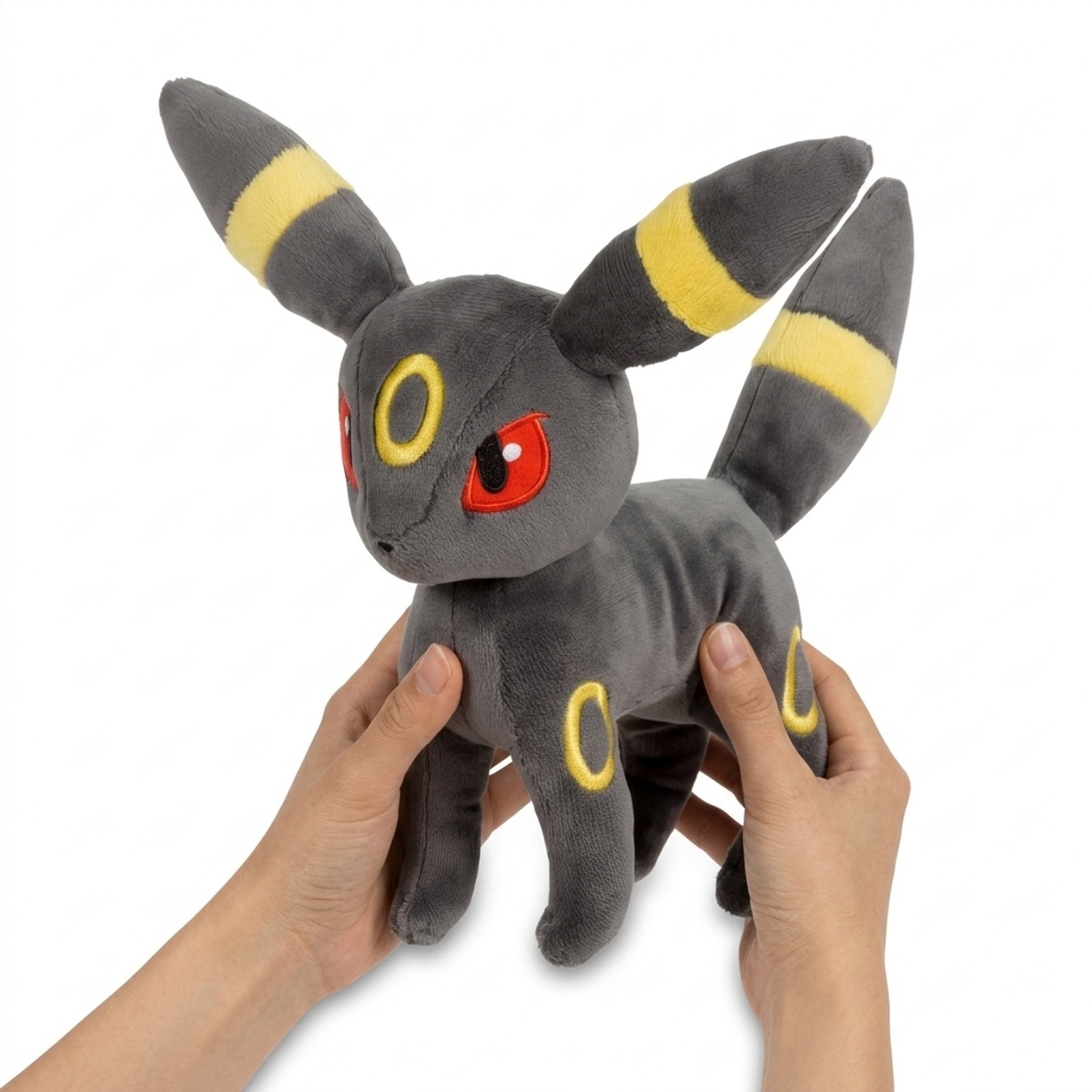 Peluche Umbreon tenuta nelle mani