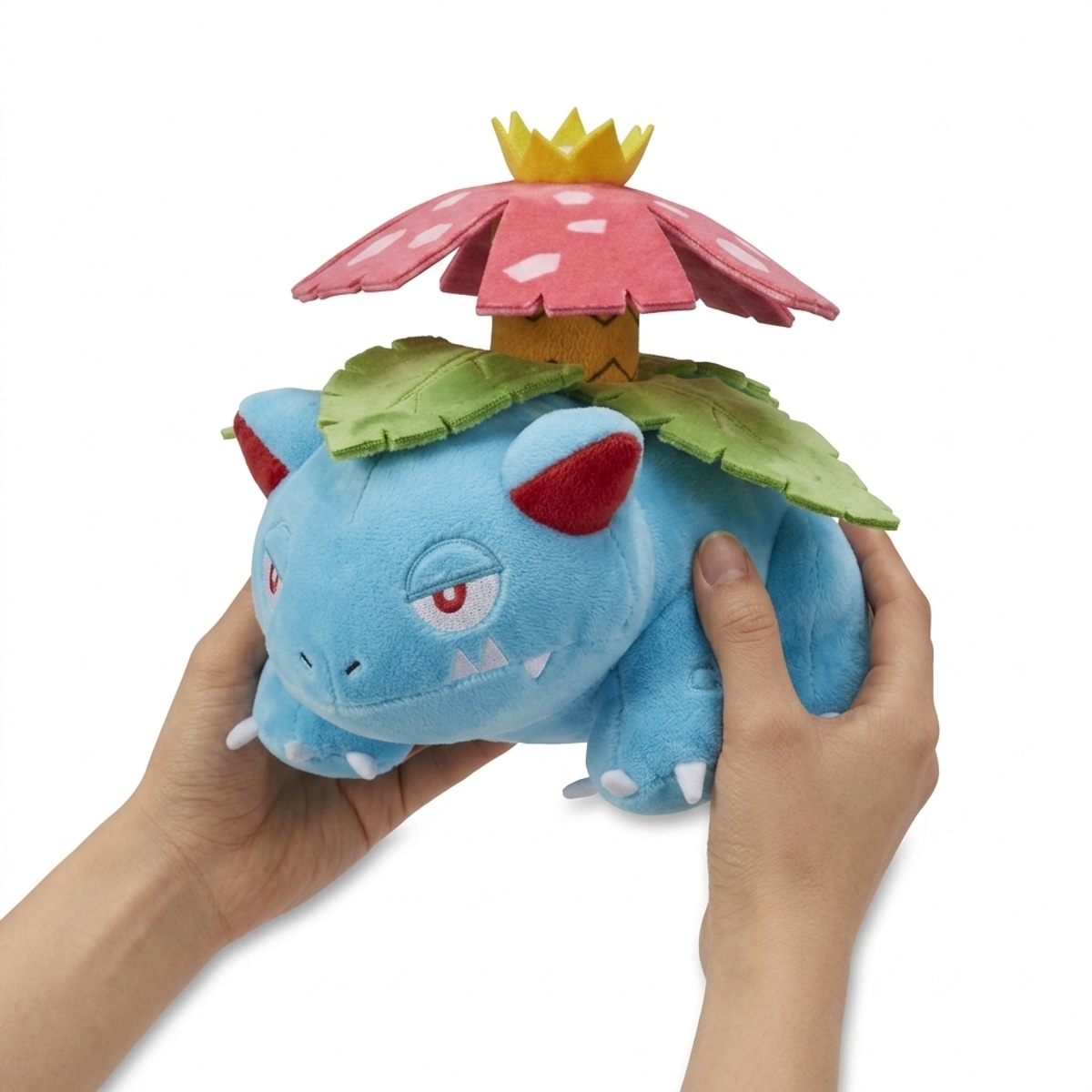 Peluche Venusaur tenuta nelle mani