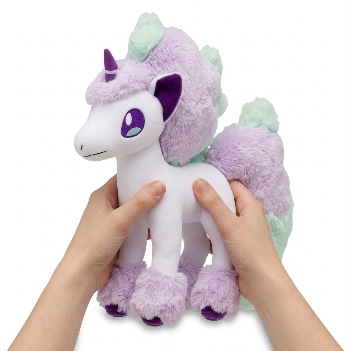 Peluche Ponyta di Galar tenuto in mano
