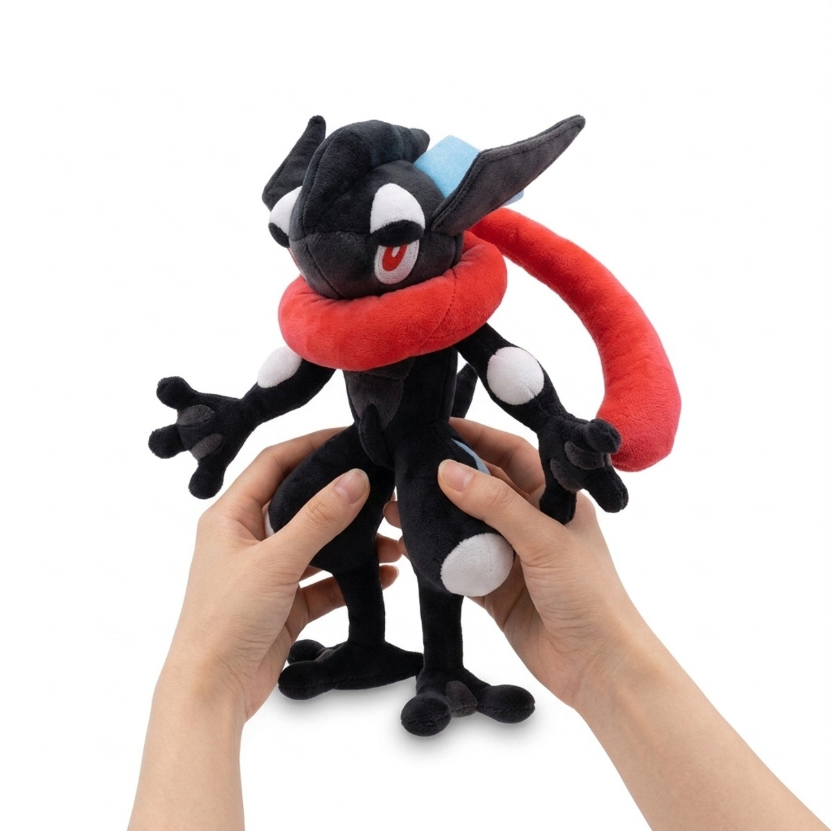 Peluche Greninja Shiny tenuto nelle mani