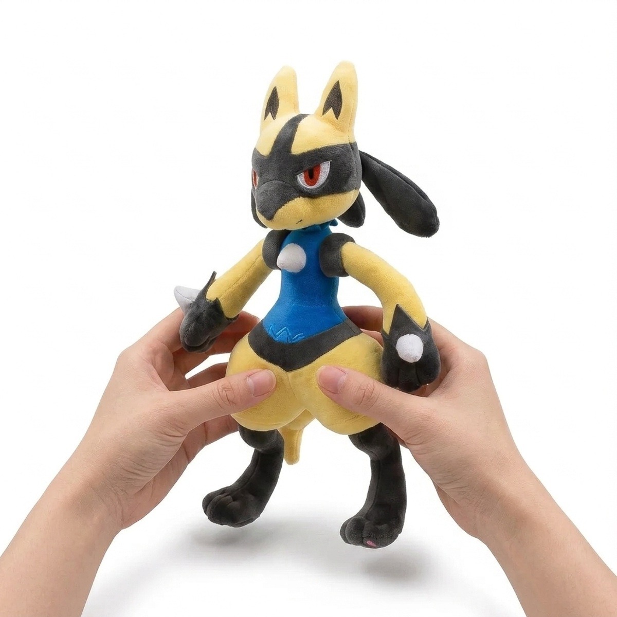 Peluche Lucario Shiny tenuto nelle mani