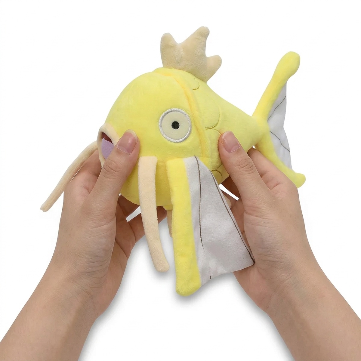 Peluche Magikarp Shiny tenuto nelle mani