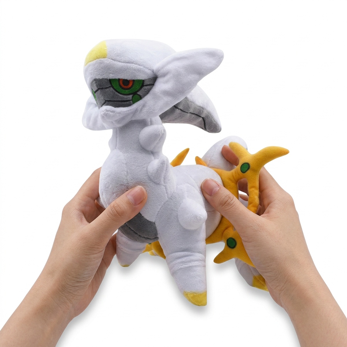 Peluche Arceus tenuto in mano