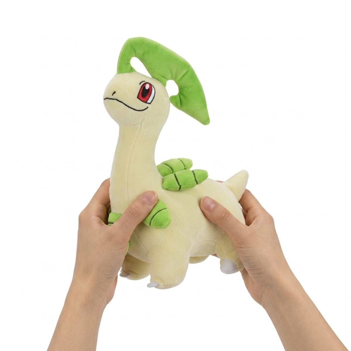 Peluche Bayleef tenuto nelle mani