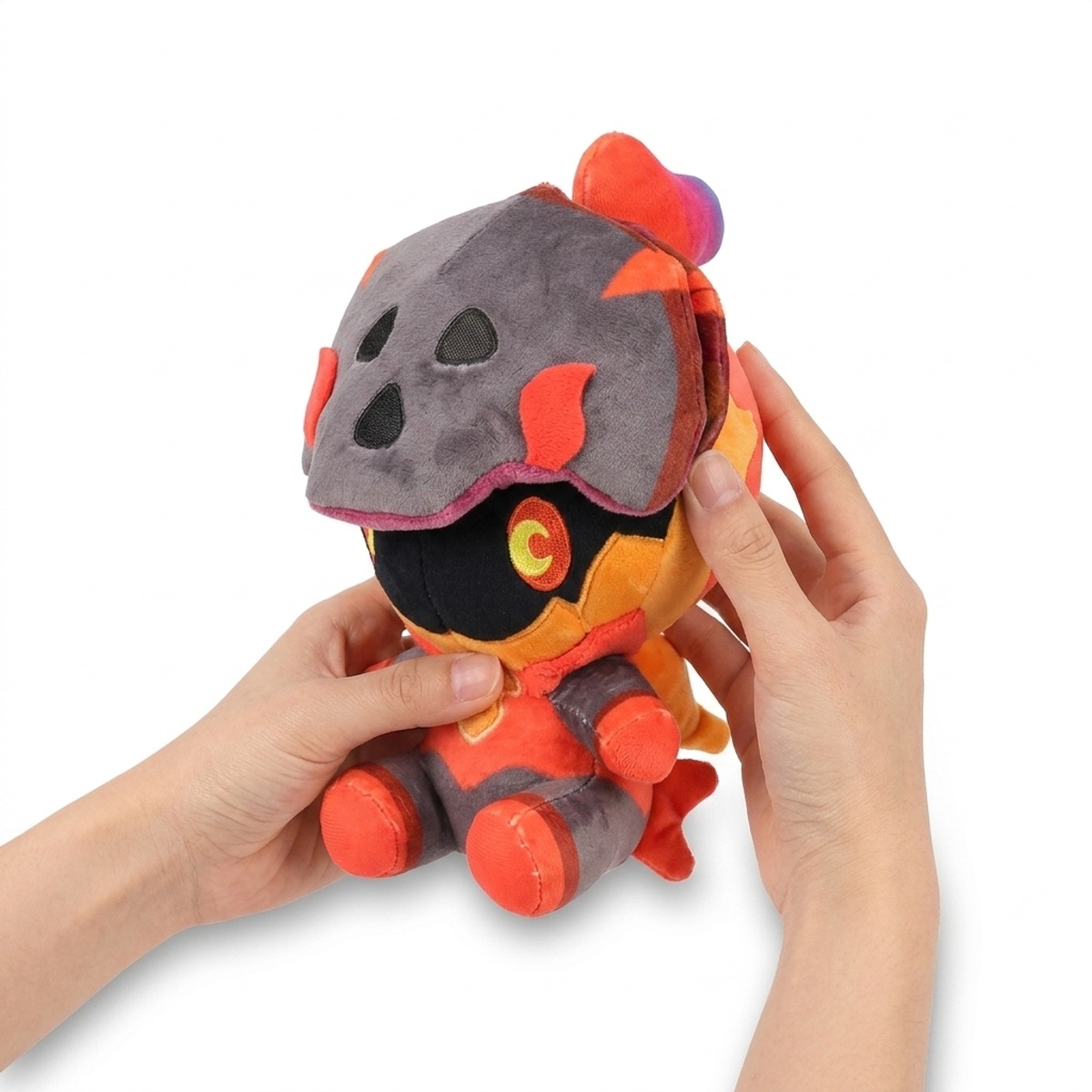 Peluche Charcadet tenuta nelle mani