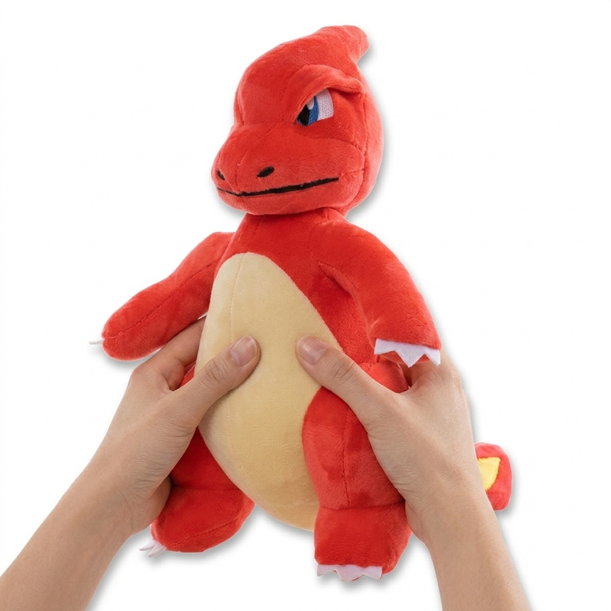 Peluche Charmeleon tenuto in mano