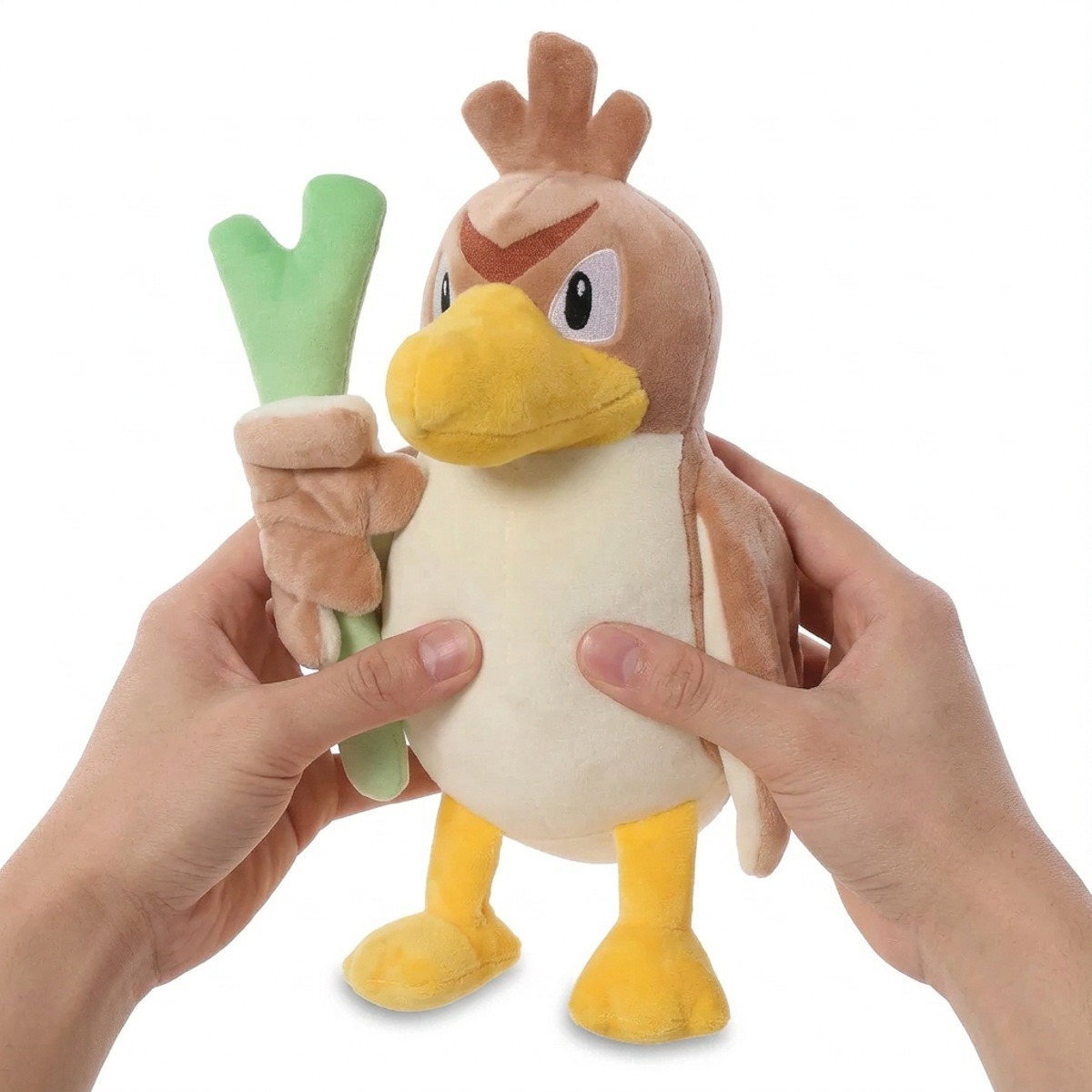 Peluche Farfetch'd tenuta nelle mani