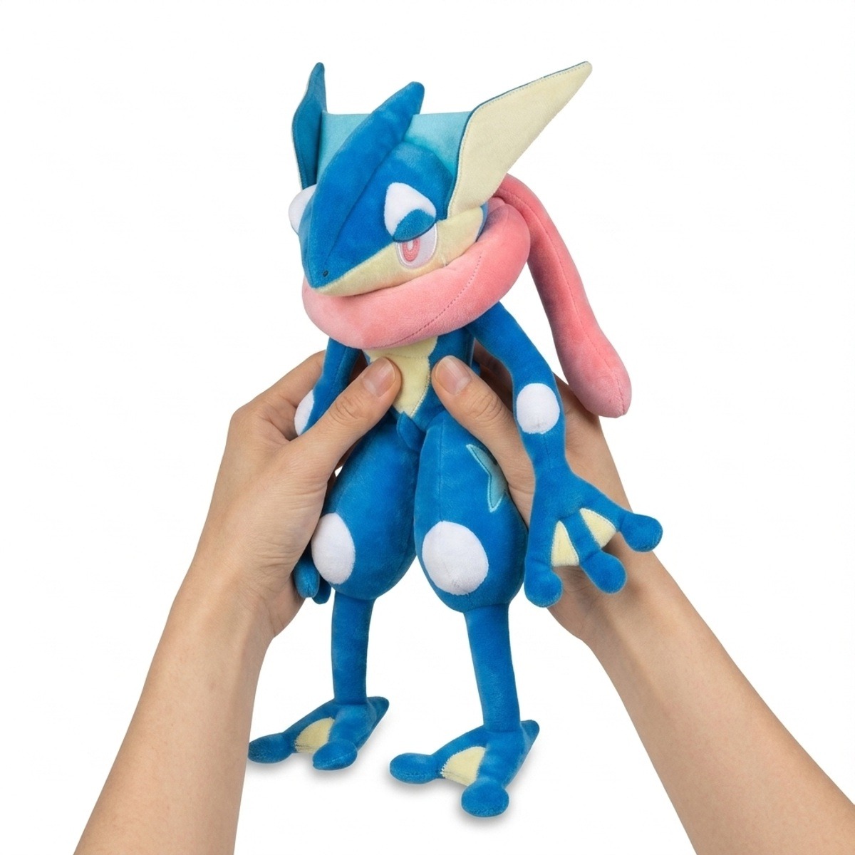 Peluche Greninja tenuta nelle mani
