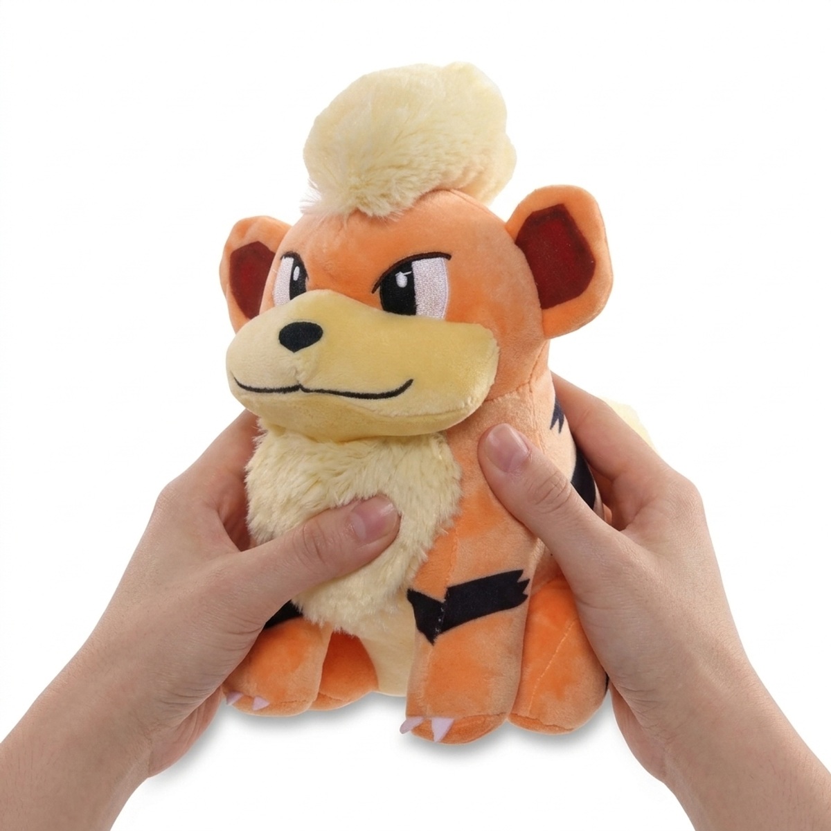 Peluche Growlithe tenuta nelle mani