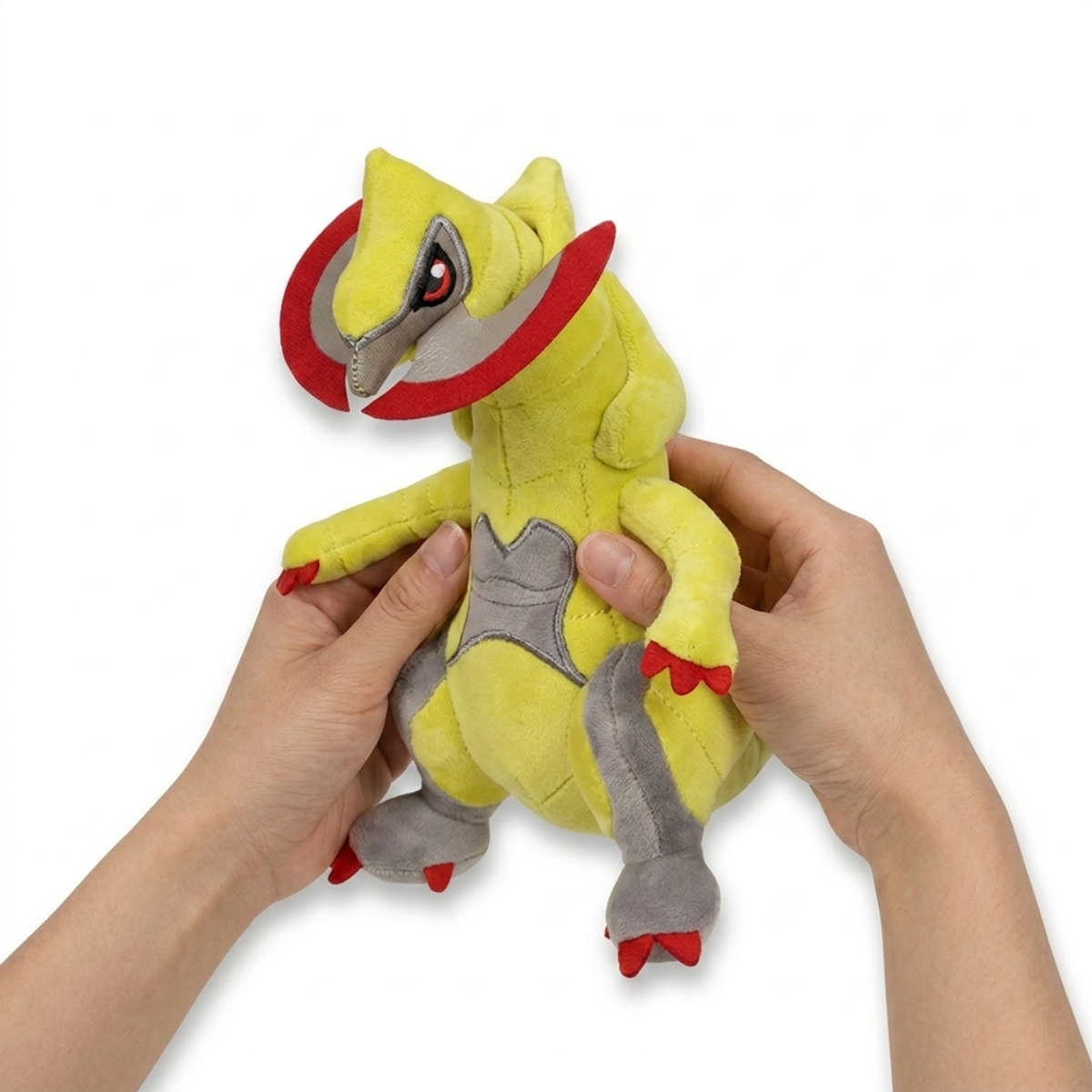 Peluche Haxorus tenuto in mano
