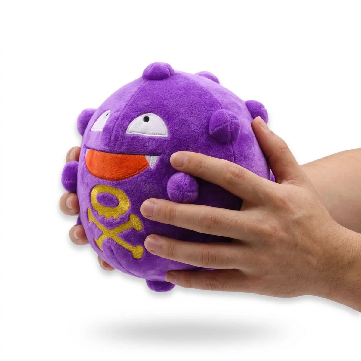 Peluche Koffing tenuta nelle mani