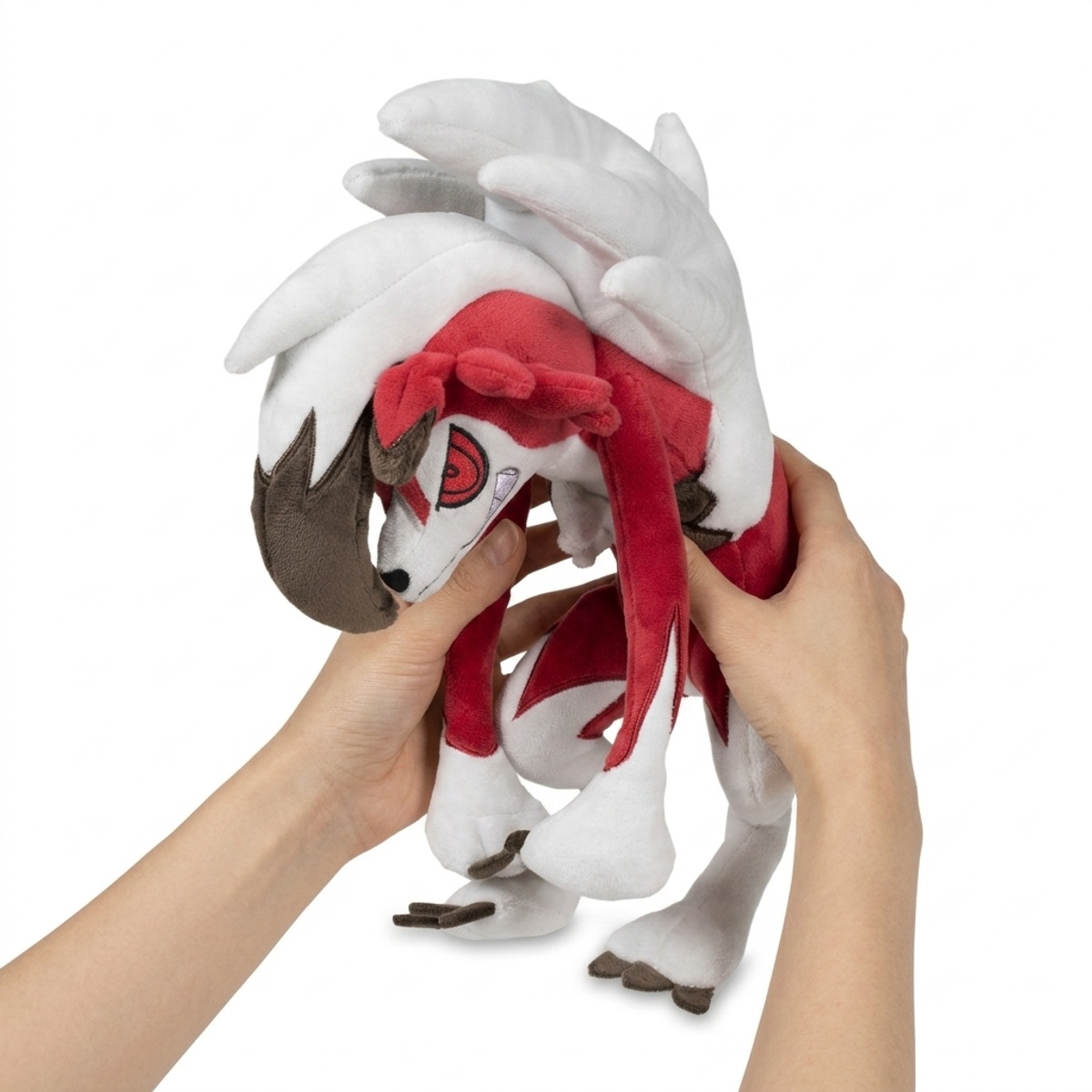 Peluche Lycanroc Notturna tenuta in mano