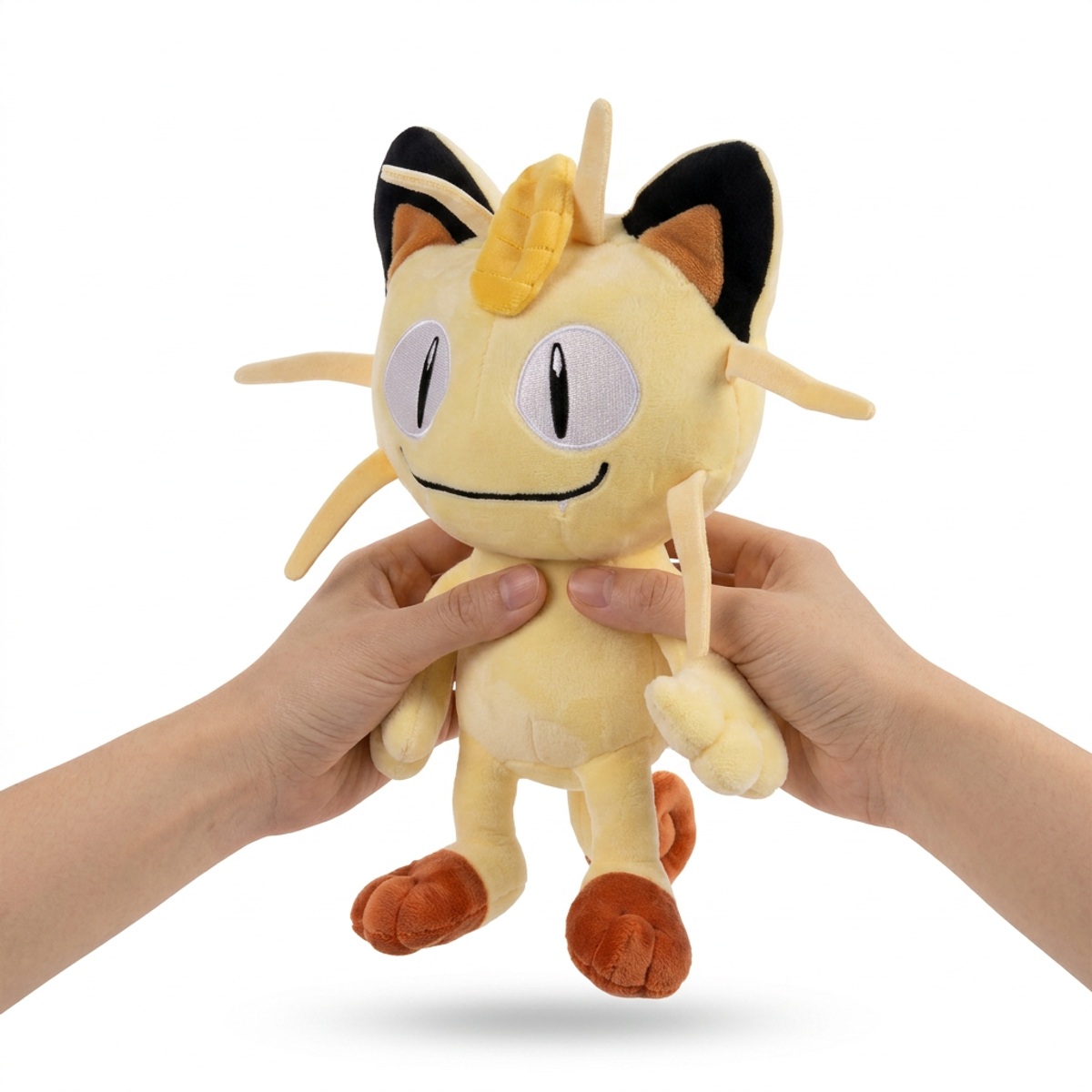 Peluche Meowth tenuta nelle mani