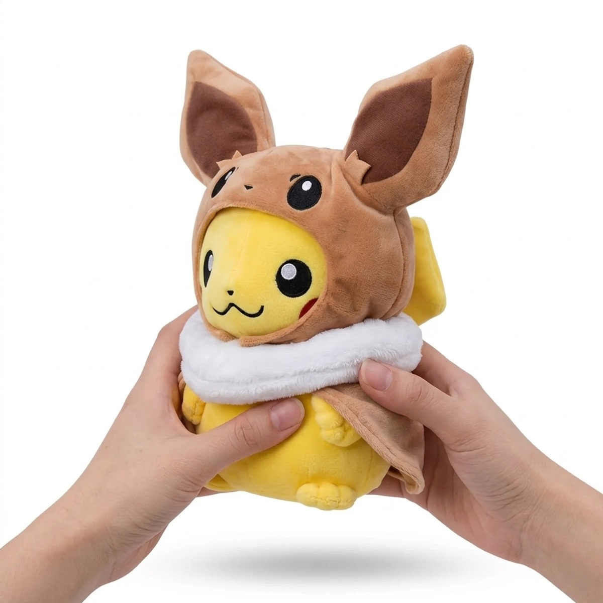 Peluche Pikachu Eevee tenuta nelle mani