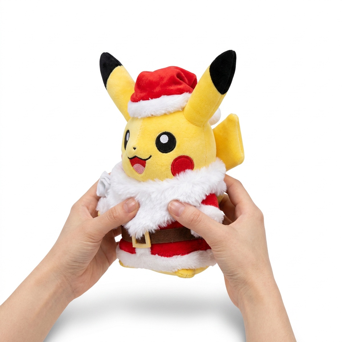 Peluche Pikachu Natale tenuto nelle mani